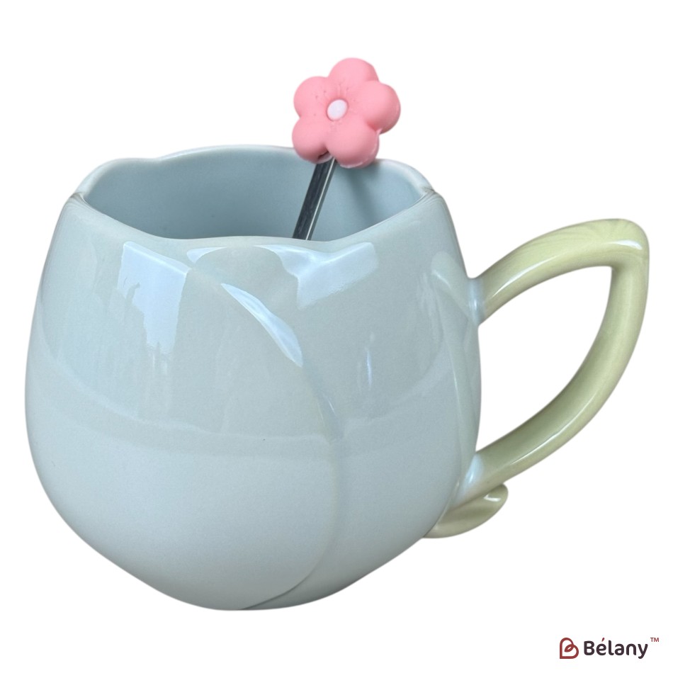 Cană din ceramică „Flower” 360 ml, albastră deschisă cu toartă verde