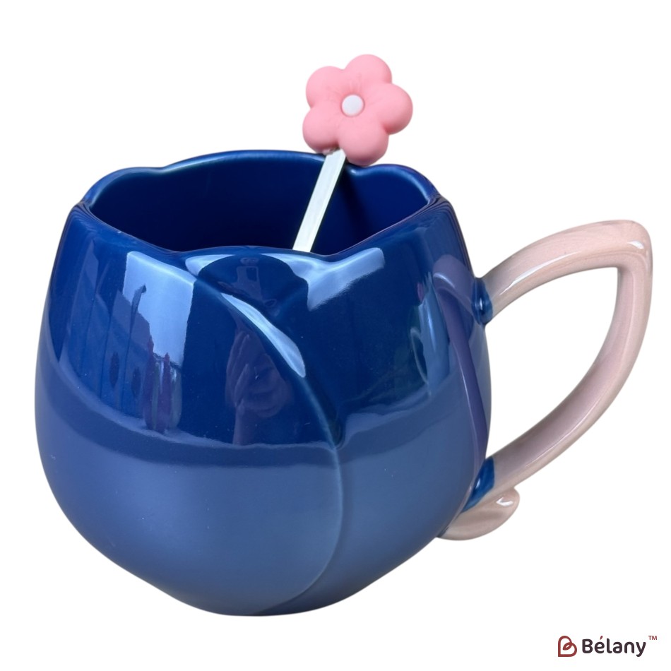 Cană din ceramică „Flower” 360 ml, albastră închisă cu toartă roz