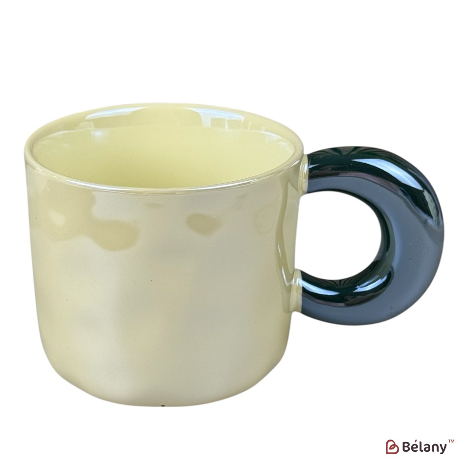 Cană din ceramică „Ring Handle” galbenă cu mâner verde închis, 430 ml