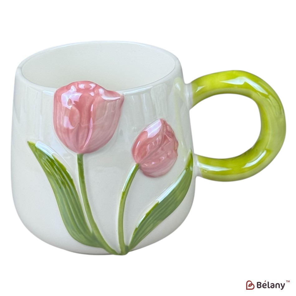 Cană din ceramică „Lalea 3D” albă cu lalele roz și mâner verde, 430 ml