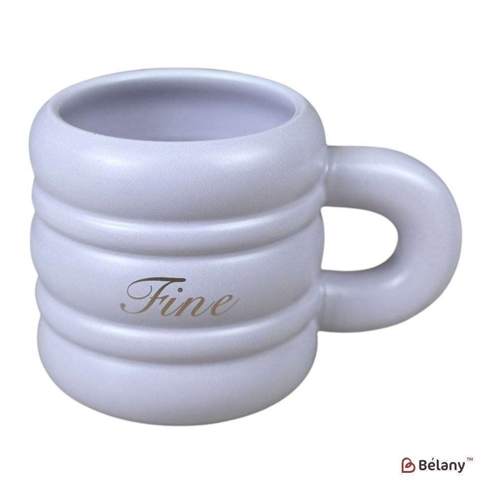 Cană din ceramică „Text 3D” mov deschis cu inscripția Fine, 430 ml