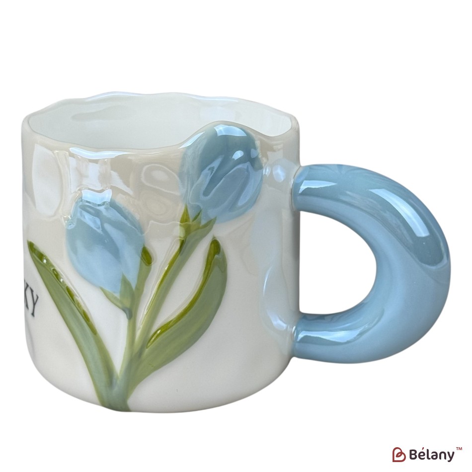 Cană din ceramică „Lucky Tulip” albă cu lalele albastre și mâner albastru, 380 ml