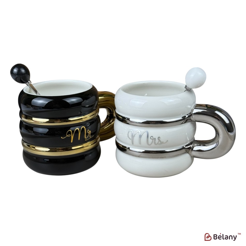 Set de 2 căni din ceramică „Mr & Mrs” alb-negru cu lingurițe incluse, 430 ml