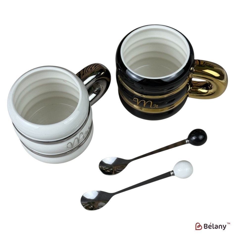 Set de 2 căni din ceramică „Mr & Mrs” alb-negru cu lingurițe incluse, 430 ml | 2