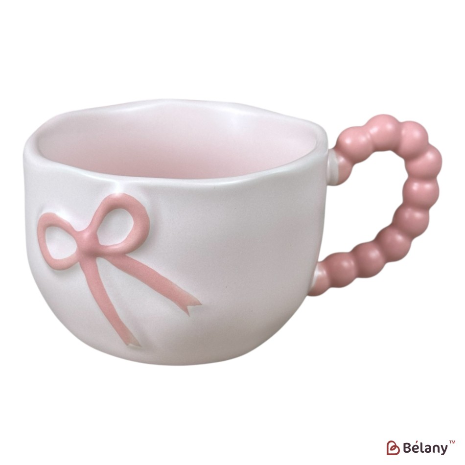 Cană din ceramică „Bow Handle” roz cu fundiță în relief și mâner tip mărgele, 360 ml