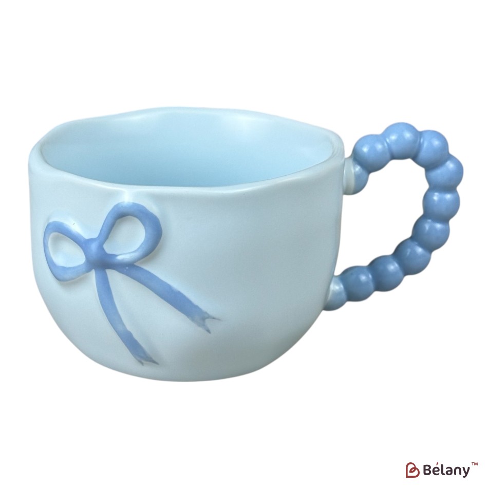 Cană din ceramică „Bow Handle” albastră cu fundiță în relief și mâner tip mărgele, 360 ml