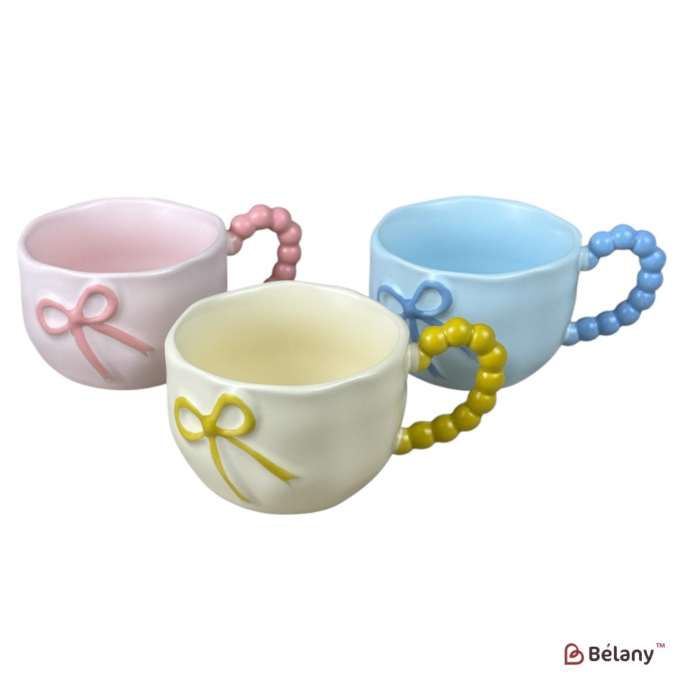 Set 3 căni din ceramică „Bow Handle” colorate cu fundiță în relief, 360 ml