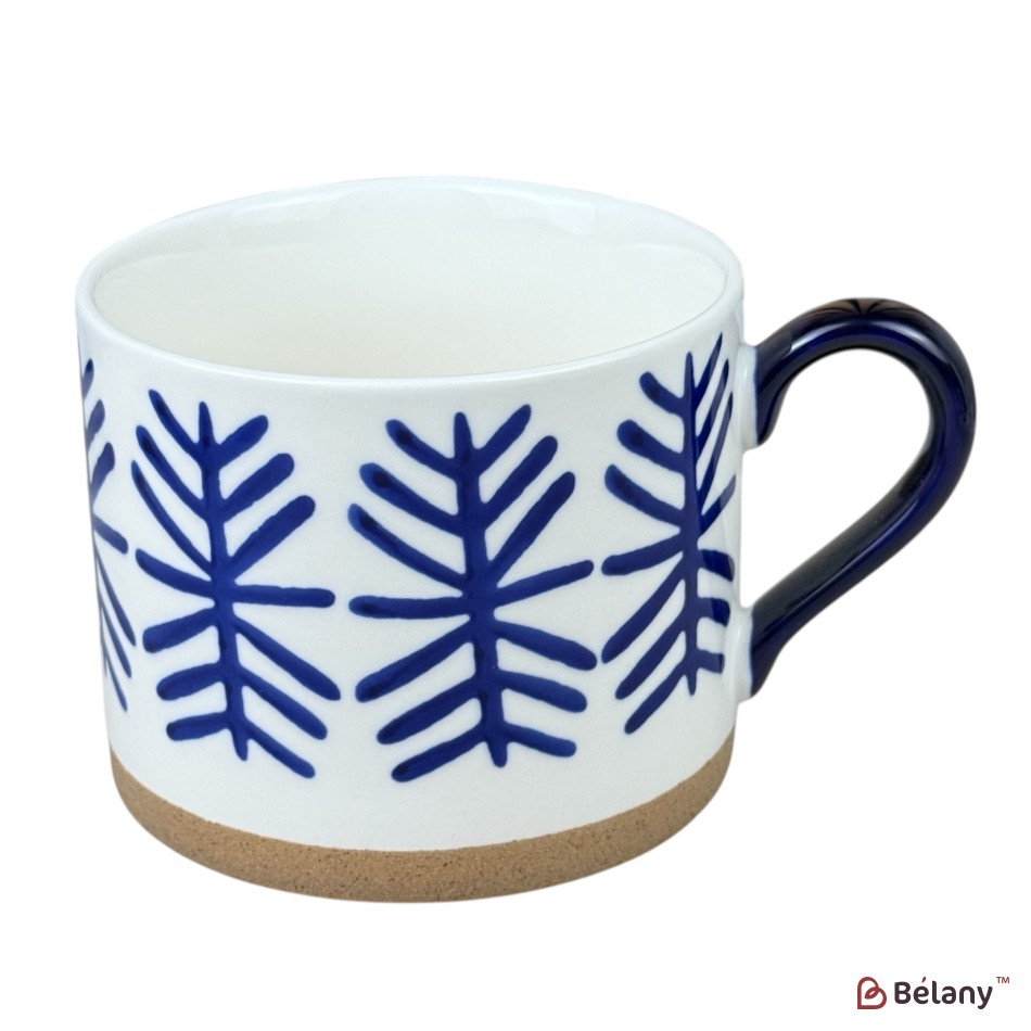 Cană din ceramică „Blue Nordic” cu ramuri stilizate albastre, 380 ml