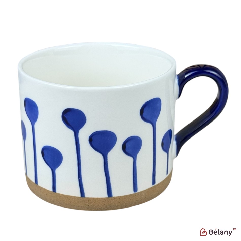 Cană din ceramică „Blue Nordic” cu flori stilizate albastre, 380 ml