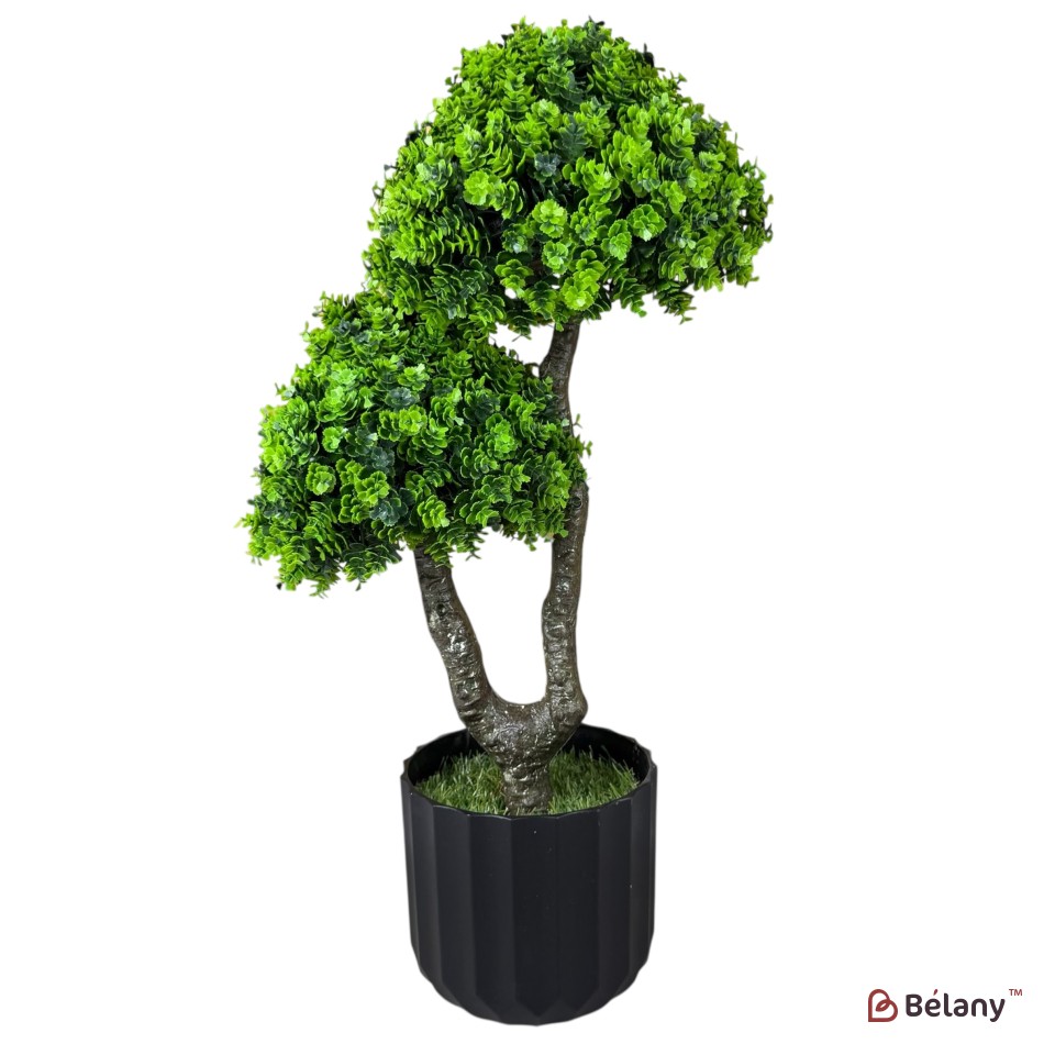 Copac decorativ artificial în ghiveci negru, cu frunziș verde bogat.