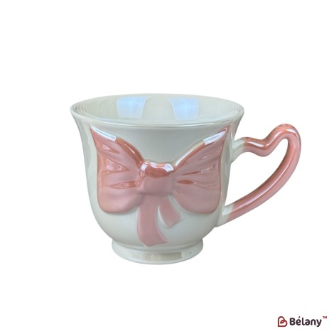 Cană din ceramică „Fundă 3D” albă cu fundă roz, 480 ml