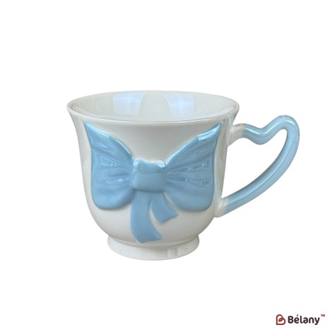 Cană din ceramică „Fundă 3D” albă cu fundă albastră, 480 ml