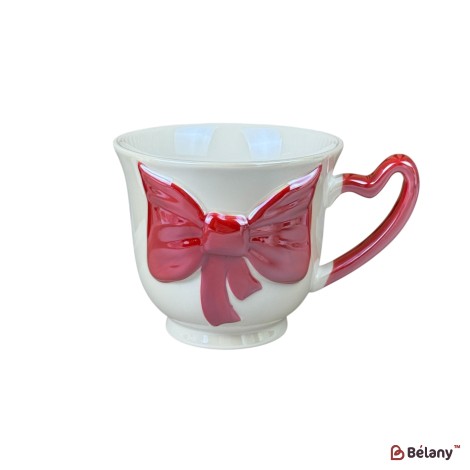 Cană din ceramică „Fundă 3D” albă cu fundă roșie, 480 ml