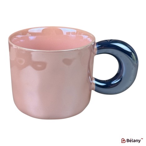 Cană din ceramică „Ring Handle” roz cu mâner albastru închis, 430 ml