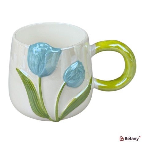 Cană din ceramică „Lalea 3D” albă cu lalele albastre și mâner verde, 430 ml