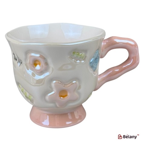 Cană din ceramică „Flori 3D” albă cu flori roz și mâner roz pastel, 380 ml