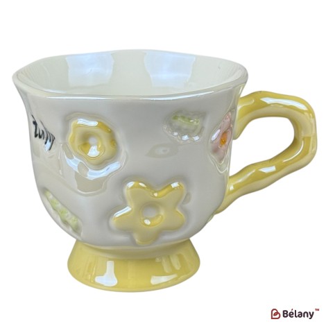 Cană din ceramică „Flori 3D” albă cu flori galbene și mâner galben pastel, 380 ml