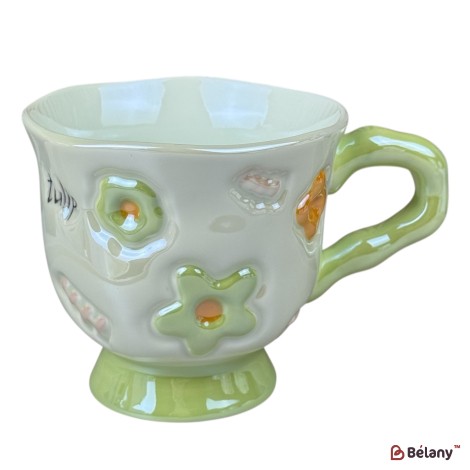 Cană din ceramică „Flori 3D” albă cu flori verzi și mâner verde pastel, 380 ml