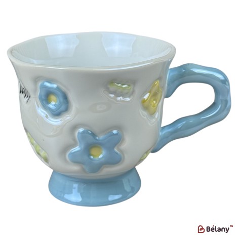 Cană din ceramică „Flori 3D” albă cu flori albastre și mâner albastru pastel, 380 ml
