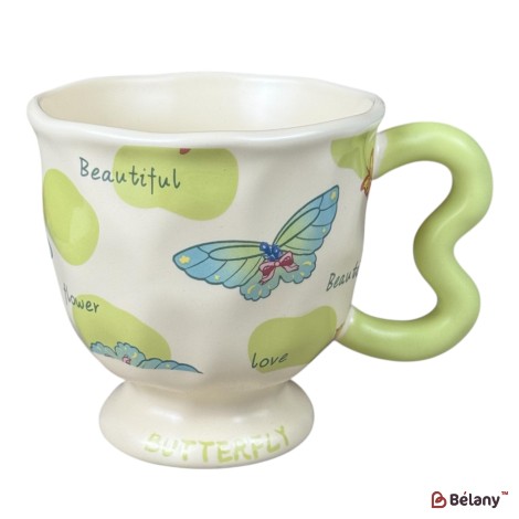 Cană din ceramică „Butterfly” crem cu fluturi verzi și mâner verde ondulat, 400 ml