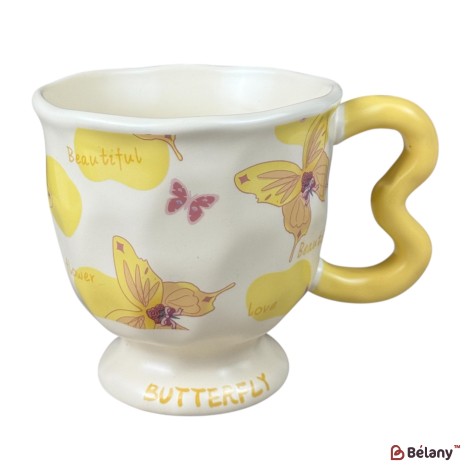 Cană din ceramică „Butterfly” crem cu fluturi galbeni și mâner galben ondulat, 400 ml