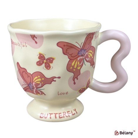 Cană din ceramică „Butterfly” crem cu fluturi roz și mâner roz ondulat, 400 ml