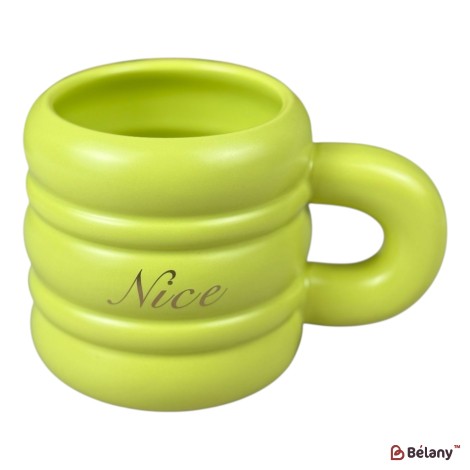 Cană din ceramică „Text 3D” verde cu inscripția Nice, 430 ml