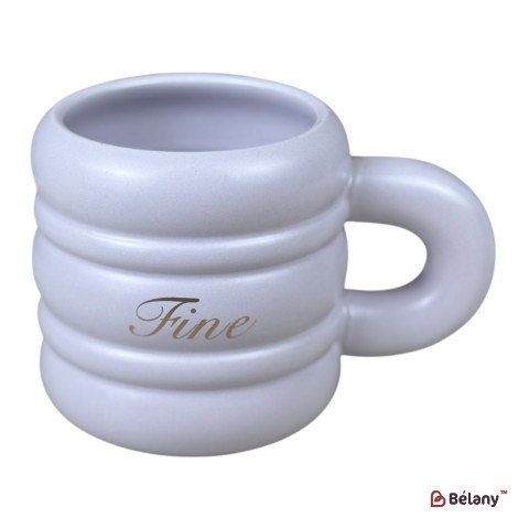Cană din ceramică „Text 3D” mov deschis cu inscripția Fine, 430 ml