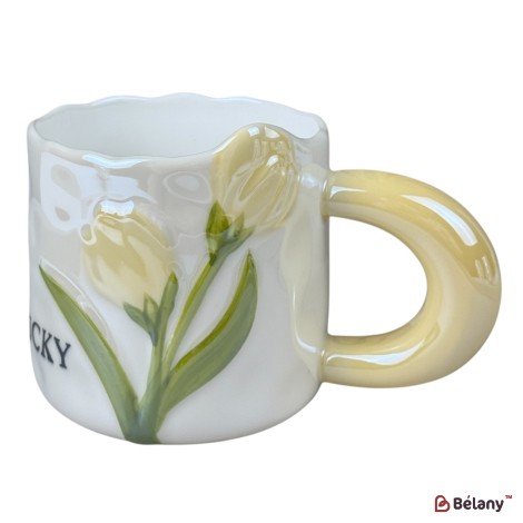 Cană din ceramică „Lucky Tulip” albă cu lalele galbene și mâner galben, 380 ml