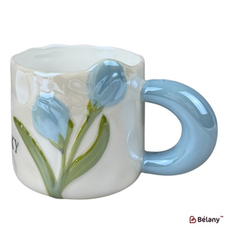 Cană din ceramică „Lucky Tulip” albă cu lalele albastre și mâner albastru, 380 ml