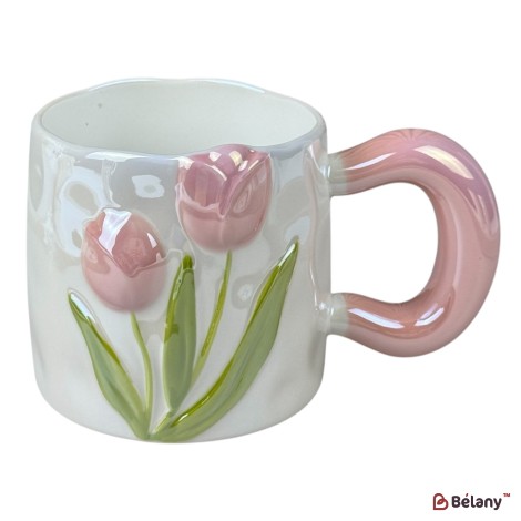 Cană din ceramică „Lalele 3D” albă cu lalele roz și mâner roz, 480 ml