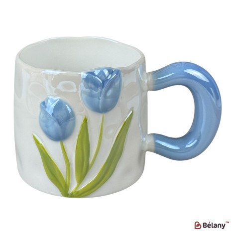 Cană din ceramică „Lalele 3D” albă cu lalele albastre și mâner albastru, 480 ml