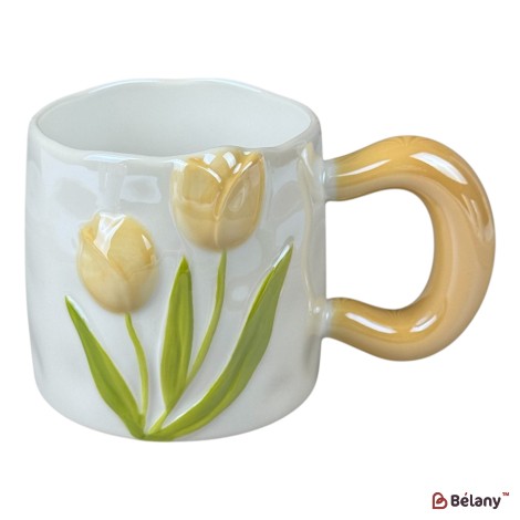 Cană din ceramică „Lalele 3D” albă cu lalele galbene și mâner galben, 480 ml