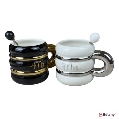 Set de 2 căni din ceramică „Mr & Mrs” alb-negru cu lingurițe incluse, 430 ml