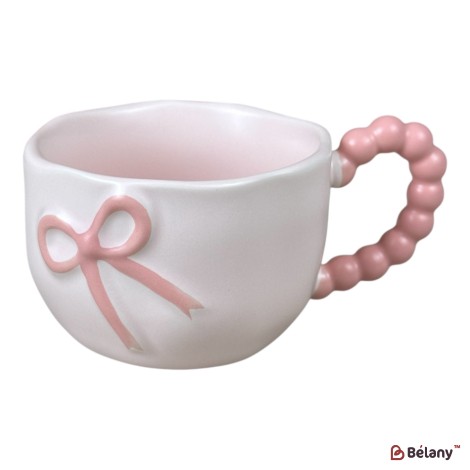 Cană din ceramică „Bow Handle” roz cu fundiță în relief și mâner tip mărgele, 360 ml