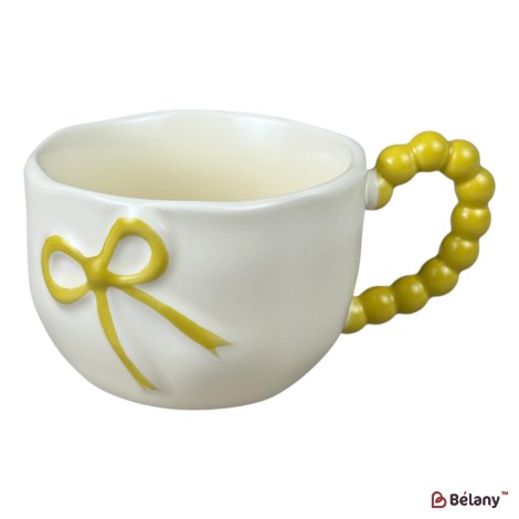 Cană din ceramică „Bow Handle” galbenă cu fundiță în relief și mâner tip mărgele, 360 ml