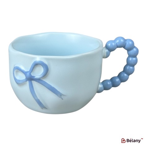 Cană din ceramică „Bow Handle” albastră cu fundiță în relief și mâner tip mărgele, 360 ml