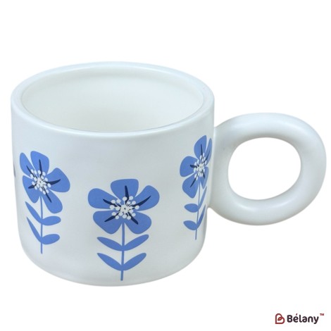 Cană din ceramică „Bloom Art” albă cu flori albastre și mâner rotund, 420 ml