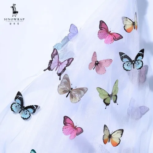 Pudełko z kolorowymi dekoracyjnymi motylami