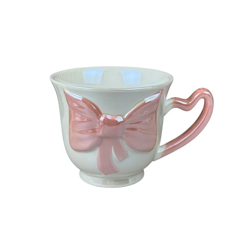 Cană din ceramică „Fundă 3D” albă cu fundă roz, 480 ml