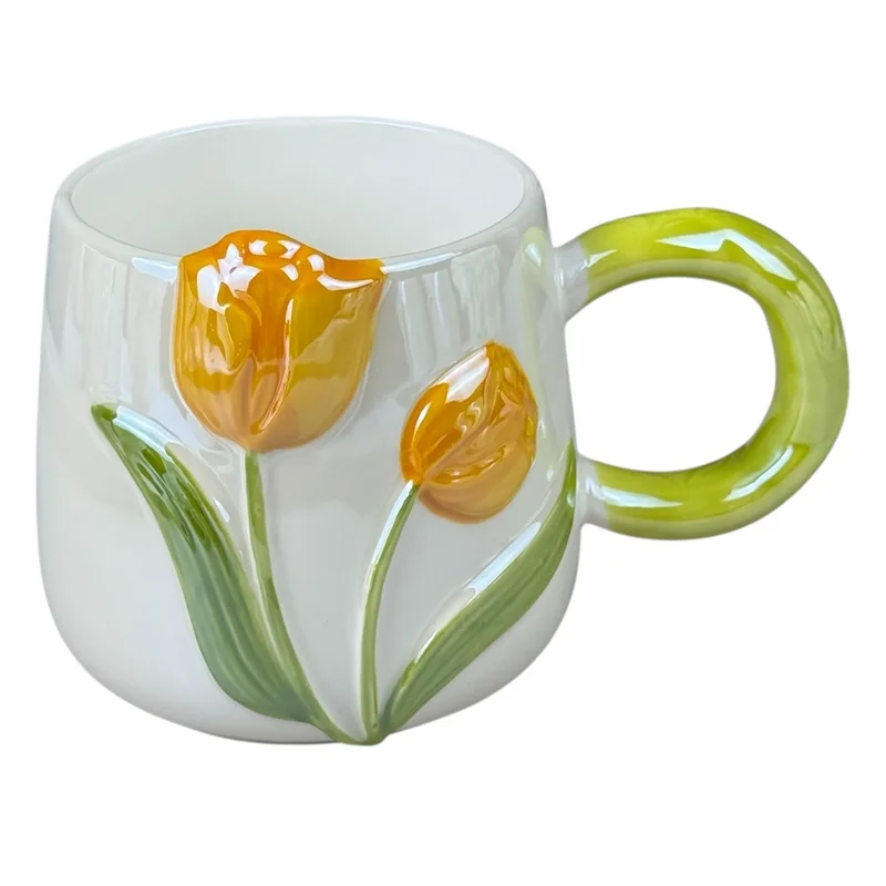 Cană din ceramică „Lalea 3D” albă cu lalele galbene și mâner verde, 430 ml