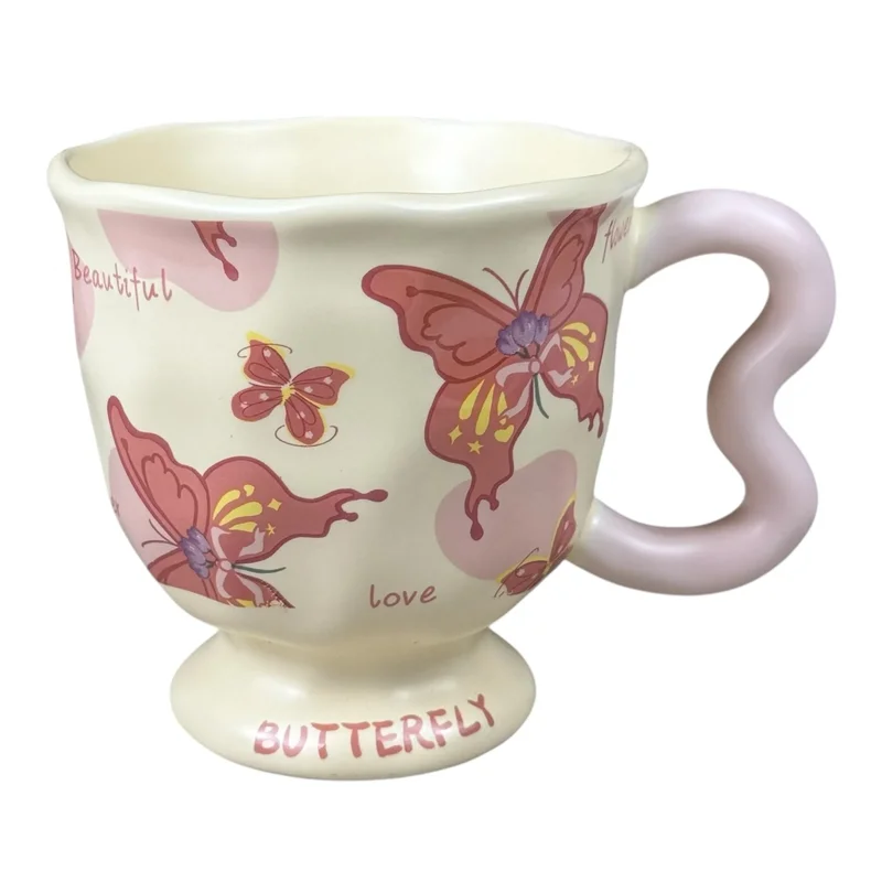 Cană din ceramică „Butterfly” crem cu fluturi roz și mâner roz ondulat, 400 ml