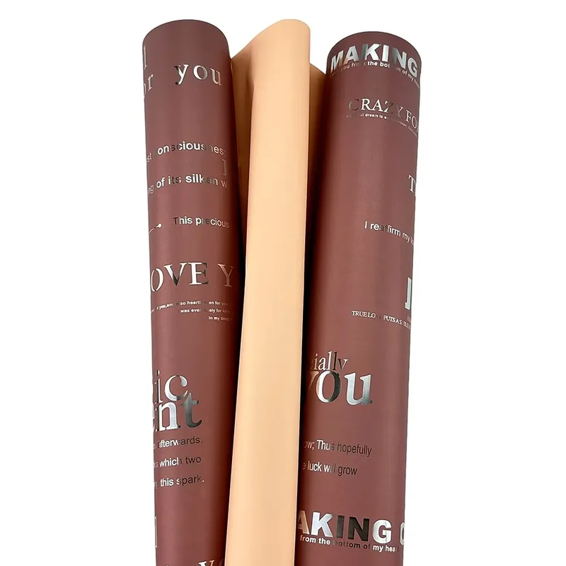 Celofan pe două fețe de culoare bej-roz cu inscripții