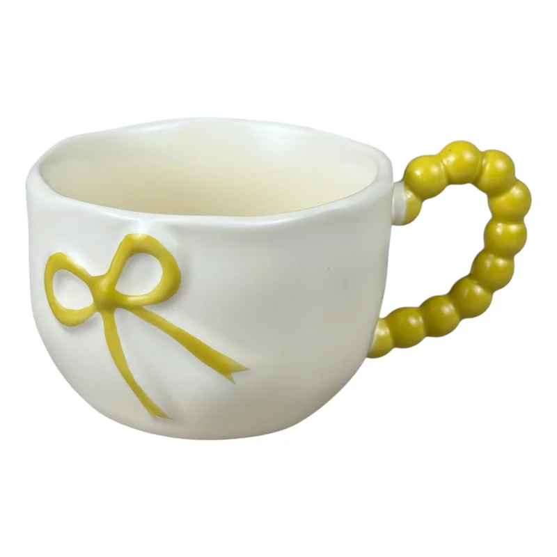 Cană din ceramică „Bow Handle” galbenă cu fundiță în relief și mâner tip mărgele, 360 ml