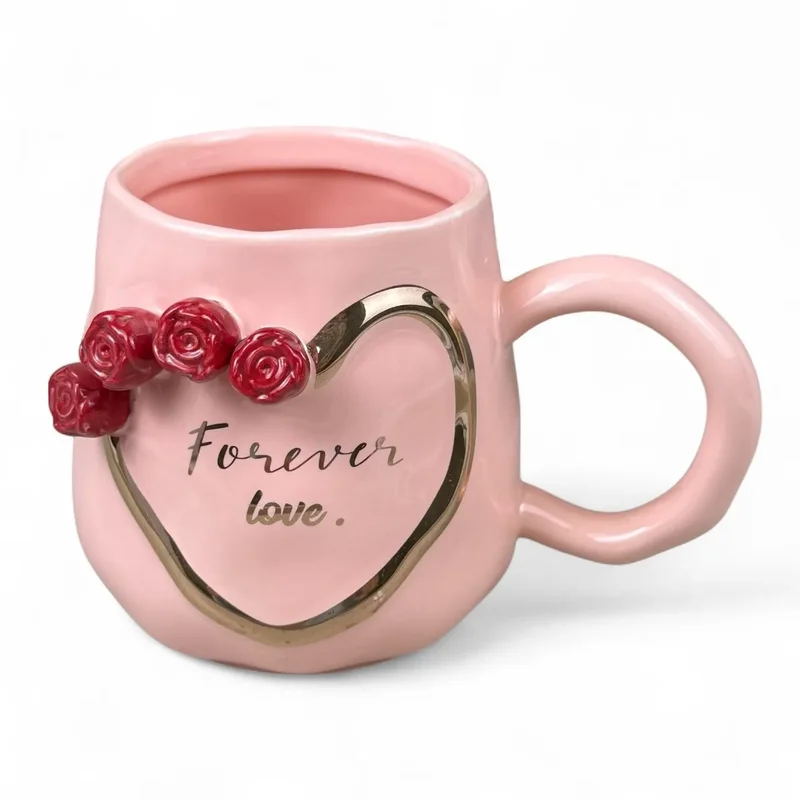 Cană din ceramică roz „Forever Love” cu inimă aurie și trandafiri roșii în relief, 600 ml